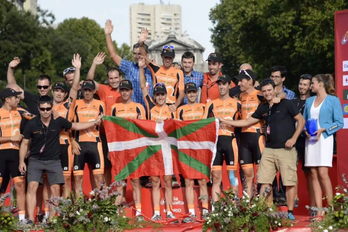 The last photo of team Euskaltel-Euskadi (Vuelta a España 2013)