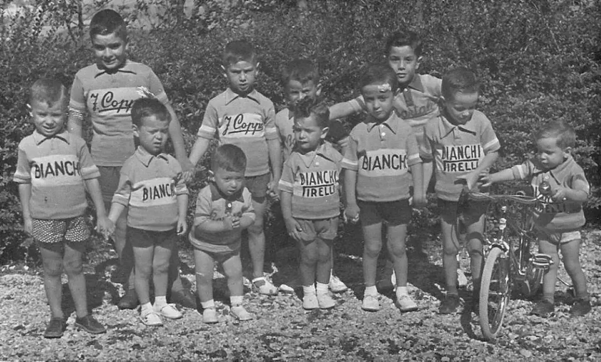 Eleven little supporters of Fausto Coppi